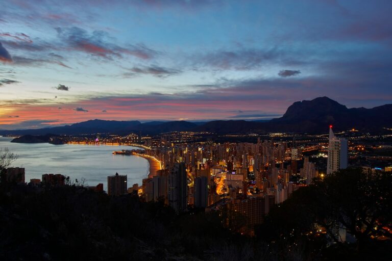 Atardecer sobre la costa y los edificios de Benidorm