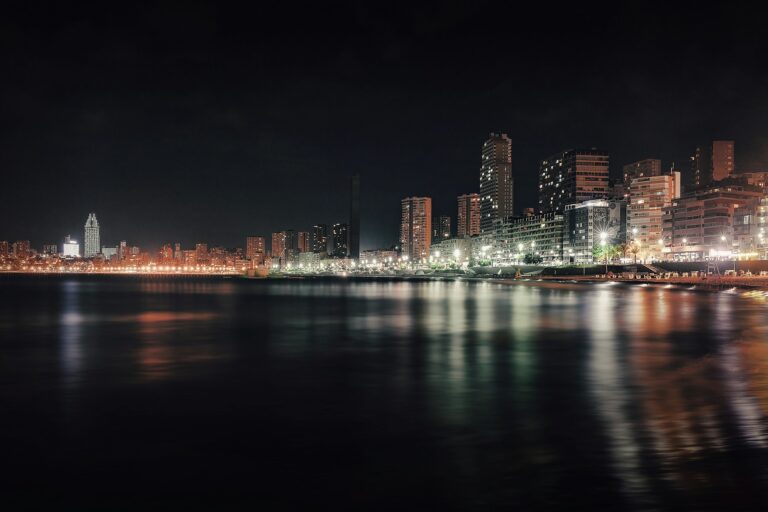 Vista nocturna de Benidorm con edificios y calles iluminadas