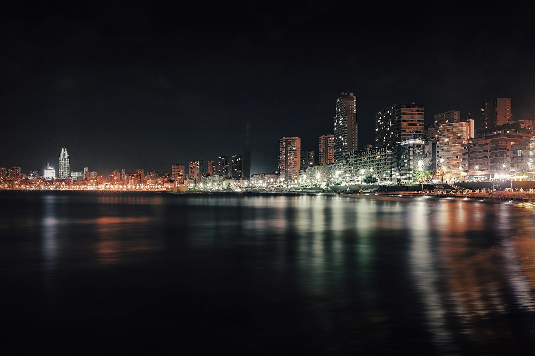 Vista nocturna de Benidorm con edificios y calles iluminadas