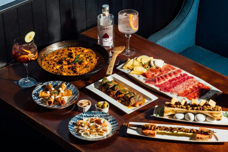 Mesa con diferentes tapas para compartir en un restaurante