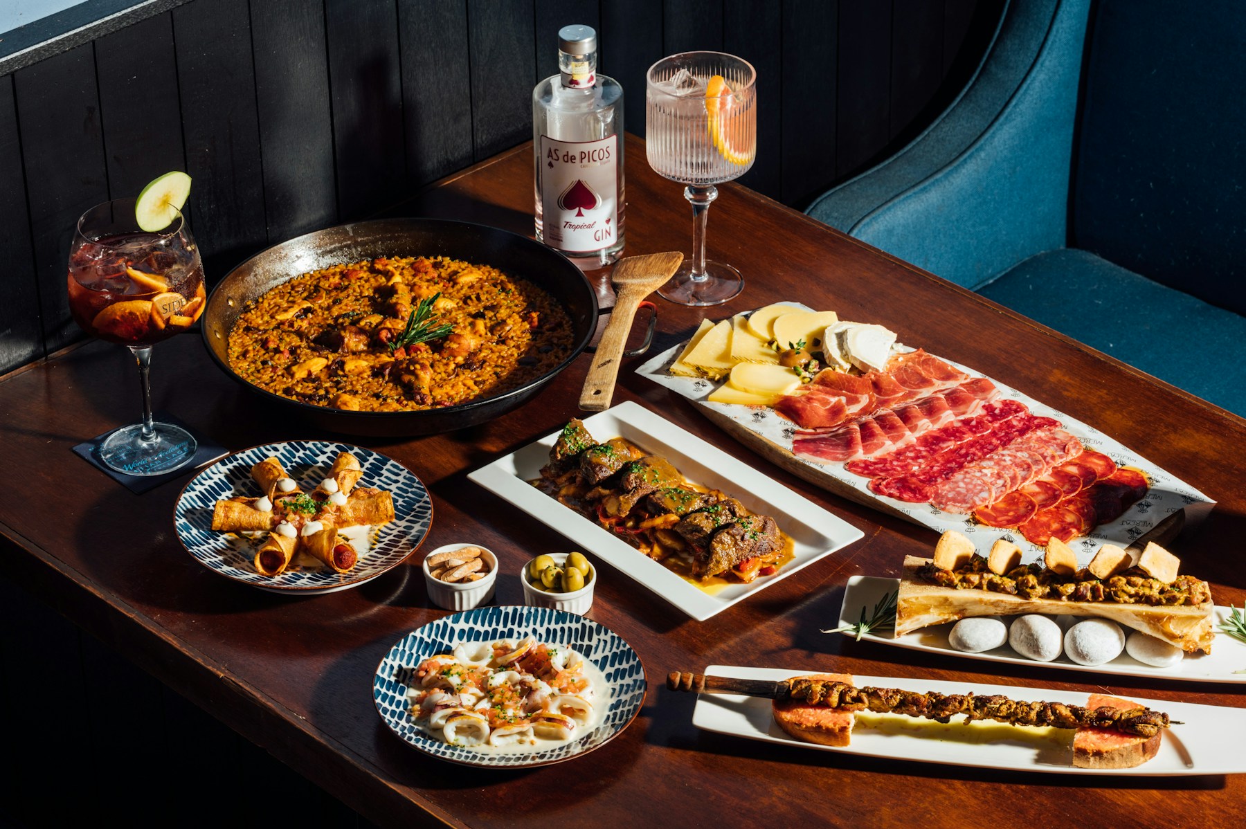 Mesa con diferentes tapas para compartir en un restaurante