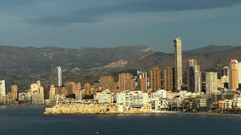 Balcón del Mediterráneo y skyline de la playa de Poniente en Benidorm
