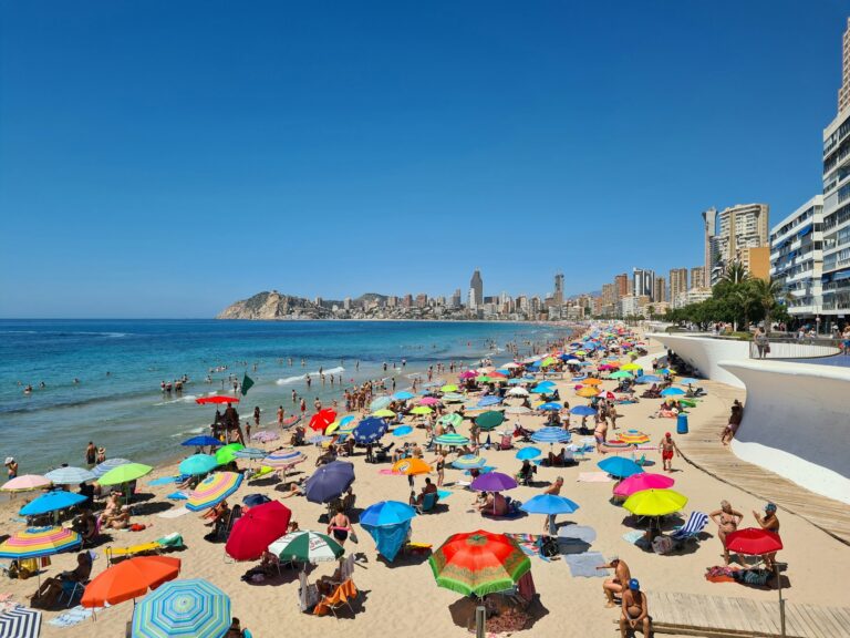 Playa urbana de Benidorm con el mar Mediterráneo y edificios al fondo