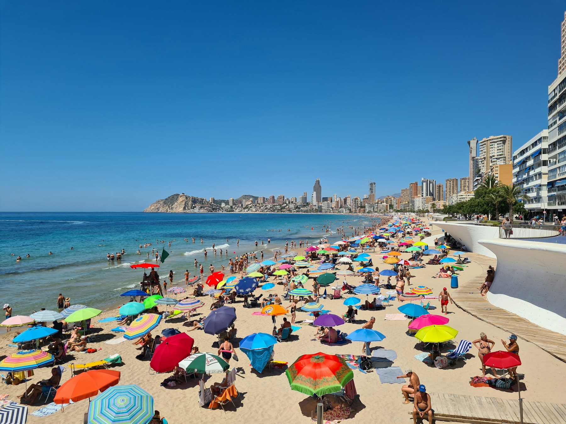 Playa urbana de Benidorm con el mar Mediterráneo y edificios al fondo