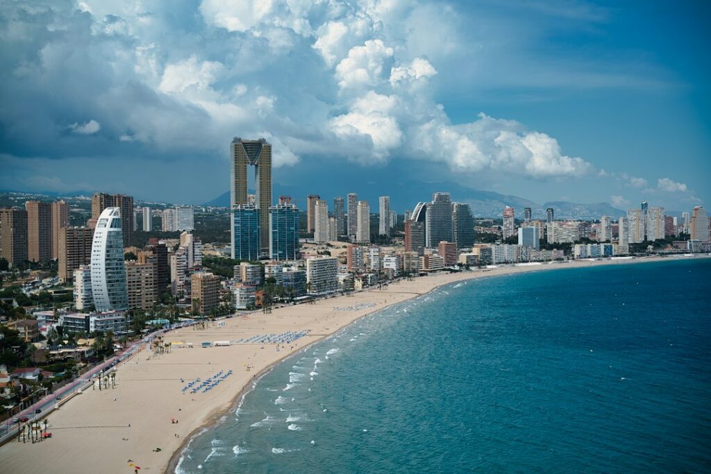 Playa de Benidorm en octubre con la ciudad y el mar al fondo