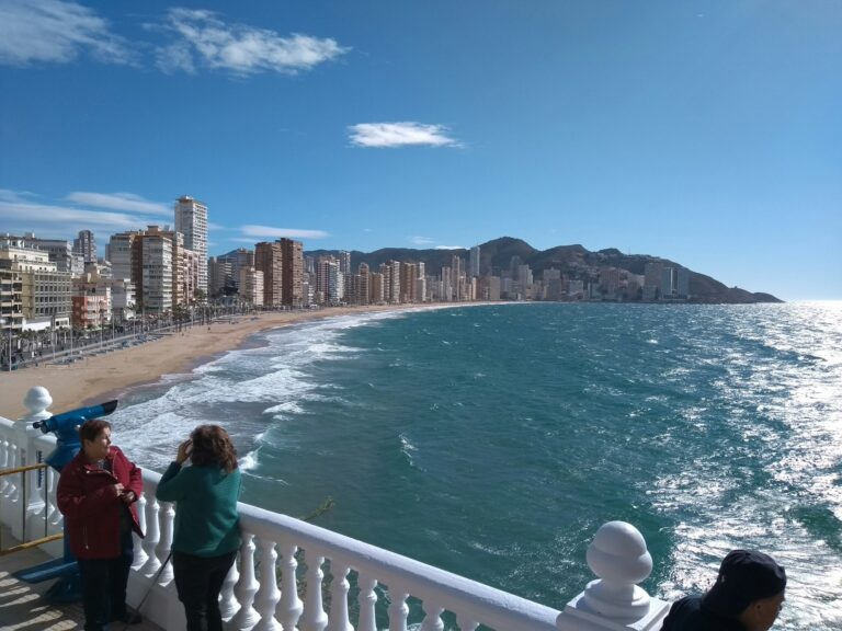 Vista panorámica del skyline y la costa de Benidorm desde un mirador