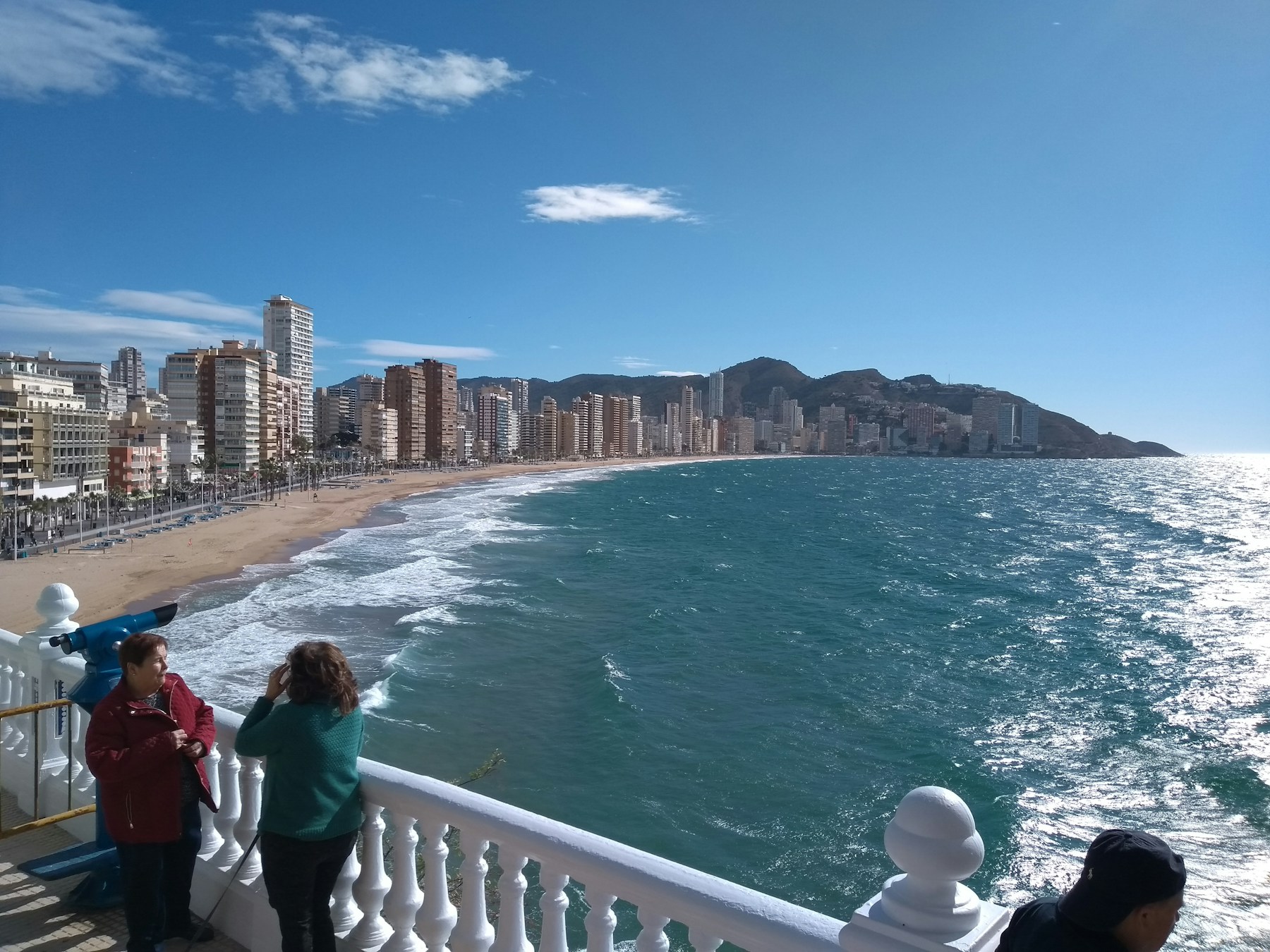 Vista panorámica del skyline y la costa de Benidorm desde un mirador